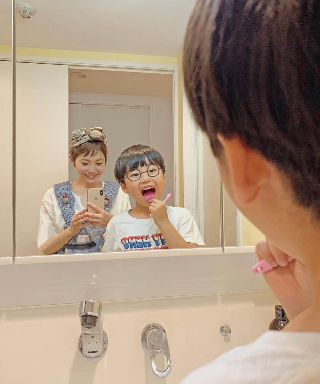 むらたさきさんのインスタグラム写真 - (むらたさきInstagram)「🦷🦷 ． 分散での登校がスタートして、 長男が楽しそうに話してくれる学校での出来事を “そうかそうか☺️👂”と聞けるのがうれしいなぁ🙏🥺💘 ． ． ． 保育園は給食の後に歯みがきする時間があったけれど、 小学生はないのかな🦷🤔！？ (持ち物のプリントには書いていなかったような📝？) ． ． ． 歯垢を赤く染めて 歯みがき＆磨き残しのチェックが同時にできる “こどもハミガキ上手” を使ってみたら とんでもなく歯垢が残ったままで、 ． 母的には衝撃だったけれど、 子どもたちは「ギャー😂👻！！」と大笑いで見せ合って、 “赤いところがなくなるまで磨いてみる👍” と、 やる気を出して歯みがきしてくれるようになったので 虫歯予防に一役買ってくれそう🧴🙏😍✨ ． ． ギョッとする色だけれど、 ノンアルコール・低刺激・食品用色素で作られとるし、 研磨剤・甘味料なし💮🙆‍♀️💯 (☞ 3.4枚目) ． ． ． ． ． #こどもハミガキ上手CP をつけて こどもの歯磨きの「困りごと」や「工夫していること」を投稿すると、 Amazon商品券などが当たる イベントがはじまっとった👍🎊🥰✨ (6/14(日)23：59〆) @hamigakijozu_cp のtopページに詳細があります🔍🐻 ． ． ． ． 子どもを抱っこから下ろしたのに、 抱っこ紐を外し忘れてそのまま過ごしてしまう👏😂 ． #育児あるある やよねぇ👶🤣？笑 ． ． ． ． ． ． ． ． ． ． ． #7歳 #4歳 #生後8ヶ月 #三兄弟 #虫歯予防 #歯磨き #オーラルケア @hamigakijozu_cp #pr #おうち時間」6月4日 17時21分 - muratasaki