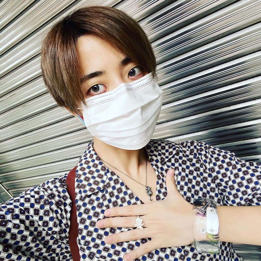 篠原かをりのインスタグラム：「初めての場所に行くから世界一好きなアクセサリーを全部つけて誰よりも背の高い靴を履いてゆく(ずっとやりたかったバレエ始めました)  Hoverfly Ring pays des fées bangle Q-TA+pays des fees ネズミのネックレスC's Gene」