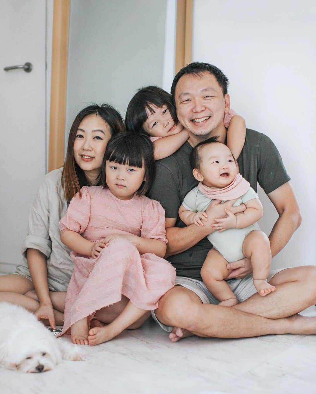 MOMOツインズのインスタグラム：「Family of same faces, am I the outsider😆 #notfair #familyportrait」
