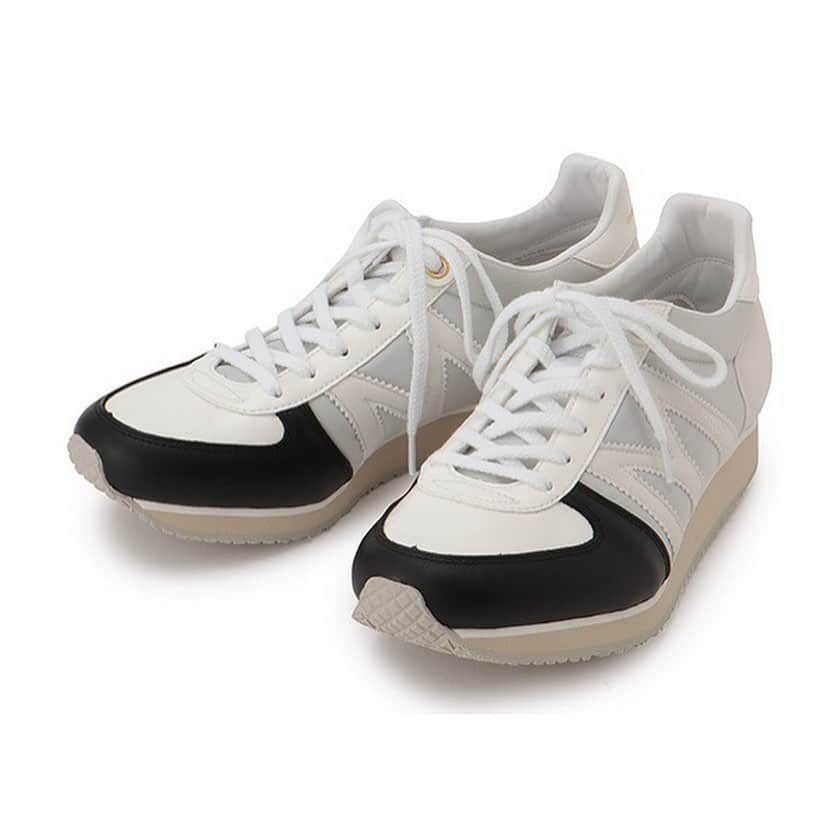 のインスタグラム：「・ PARCO SNEAKERS COLLECTION👟 福岡パルコおススメのスニーカーを紹介！ ============== 新館3F Mercibeaucoup, <MR1 mb,> 価格：税込20,900円 ★各種会員、SNSフォローで30％OFF👀税込み13,300円  MIZUNOとメルシーボークー、とのコラボ・スニーカー👟レザーやスウェード、ライトグレーやブラックなど、色や素材をミックスさせながらもシックに見える大人カジュアルな1足です。長時間履いても疲れない履きやすさと どんなスタイルにも合わせやすいデザインが魅力です✨ #parcosneaker_trend #parcosneaker_limited」