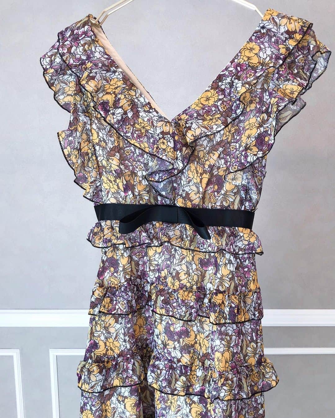 瀬戸早妃さんのインスタグラム写真 - (瀬戸早妃Instagram)「高品質.ゴージャスなマキシワンピ発売です💖 フリルたっぷりで姫感あり👸気に入ってます♡ カゴバッグと合わせてカジュアルに着てもかわいいですよ😊✨ 私は163cm Sサイズ着用で、フラットシューズでも床に付かない着丈です💕ご参考になれば嬉しいです😊 . #montrésor #モントレゾール #summercode #マキシワンピース #new #dress #selectshop #セレクトショップ」6月4日 17時49分 - plievesaki