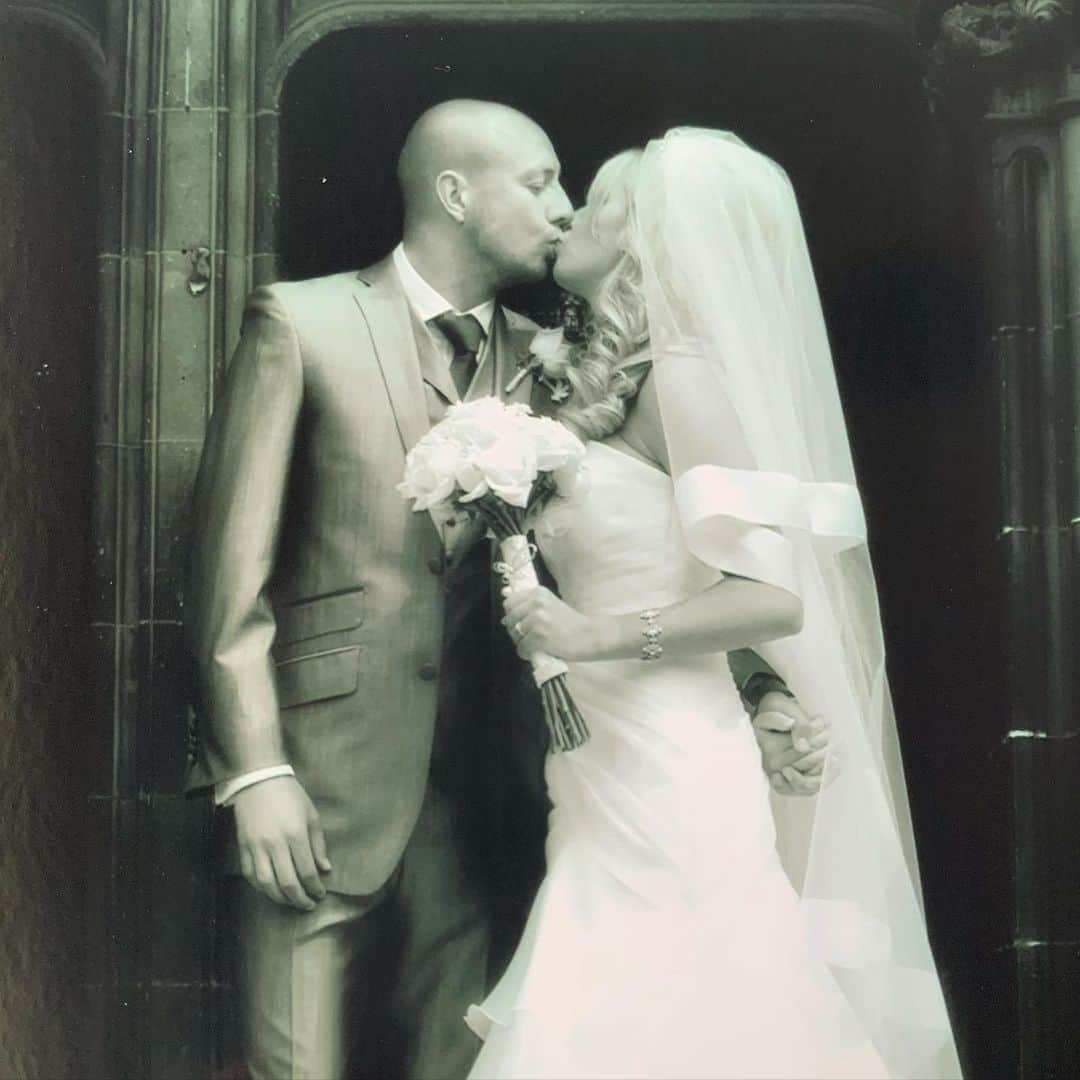 のインスタグラム：「Happy 9th anniversary @kyliehutton2 love you ❤️💜」