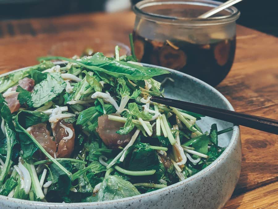 のインスタグラム：「ㅤㅤㅤㅤㅤㅤ 【#blendakitchen 】 Dinner. ㅤㅤㅤ 最近の夜は炭水化物抜き。 あんまりそういうことしなかったけど @delifas_ でのファスティングを機にそうしています。 ㅤㅤㅤ ✔︎葉野菜と昆布締め鯛としらすの ジュレポン酢サラダ (しらすは @nanadaime_yamari_official のもの) ✔︎自家製キューちゃん ㅤㅤㅤ デリファスは、あまりに昔から お世話になってることもあり 里麻さんにご相談して クーポンコード【insta01】で20%OFFに なるようにしてくださいました✨ むしろわたしも使いたい🤣 ㅤㅤㅤ まじ最近痩せた言われる。 自分では一ミリもわからないけれど😅 むくみが取れてスッキリしたみたいです。 月1決定、ほんとにお勧め。 コールドプレスジュースでのファスティングは わたしは1日の時に置き換えでやったりと その時々でツールを変えてリセットしてます❤️ ㅤㅤㅤ #delifas #デリファス #体質改善 #ファスティング #クレンジング」
