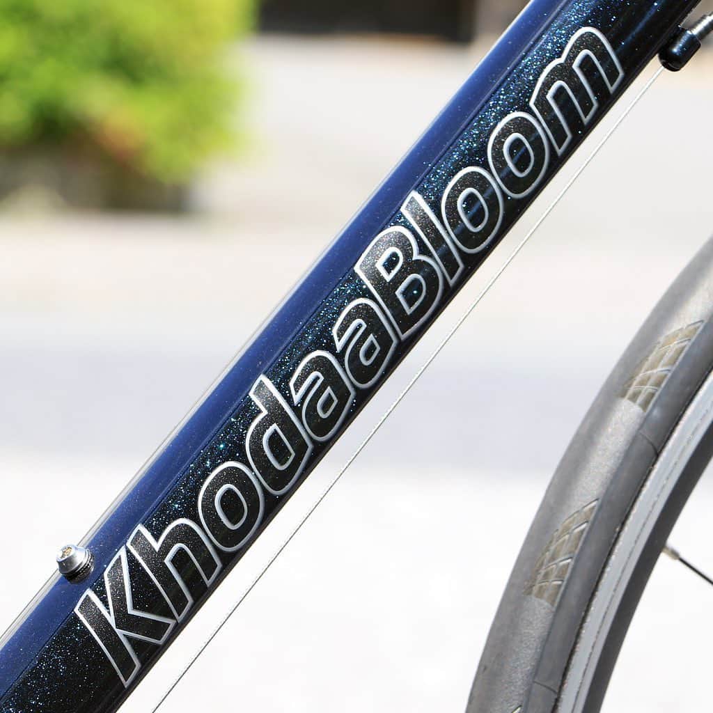 KhodaaBloomのインスタグラム：「軽量クロスバイク日本代表！﻿ ついに7キロ台に突入したクロスバイクRAIL LIMITED新発売﻿ ﻿ KhodaaBloomは、完成車重量7.8kg のクロスバイクRAILシリーズ最上級モデル「RAIL LIMITED (レイル リミテッド)」を発売いたしました。﻿ ﻿ RAIL LIMITEDはRAILシリーズ共通の特長である1,350gというロードバイク並みに軽量なフレーム重量を活かし、この軽さに徹底的に磨きをかけたKhodaaBloom最上級クロスバイクです。完成車重量7.8kgは国内販売中のクロスバイクにおいて最軽量※を誇ります。﻿ ﻿ RAILのフレームの軽さは、重量剛性比の高いアルミ合金パイプの肉厚を3 段階に変化させるトリプルバテッド加工によって生み出されます。力のかかる部分の肉厚は厚く、力のかからない部分は最薄部「0.85mm」まで薄くパイプを加工することで、フレームの強度を保ちながら効果的な軽量化が可能になりました。溶接はパイプの接合部分に2重の溶接と手作業による研磨を行う「スムースウェルディング」技術を用いることで、応力集中の原因となる溶接部の急激な肉厚の変化を除去して強度を高めています。耐久性アップと同時に美しい外観も手にしました。﻿ ﻿ ジオメトリーにも走りの軽さを生み出す秘密があります。BB位置を上げることで俊敏性を高めるとともに、フロントセンターを他ブランド同等サイズクロスバイクより約20mm 長くすることでフラフラとしない高い安定感を持たせています。コーナリング時にペダルが地面に擦りにくく、またつま先が前輪に当たりにくくなるので初心者が楽に安心してサイクリングを楽しむことができます。部品選定においては金属よりも軽量なカーボン部品をフロントフォーク、ハンドル、シートポスト、ギアクランクに取り入れることで、軽さだけでなくカーボンならではの振動減衰性で上質な乗り心地も付加されています。走りをしっかり支えるタイヤ、ブレーキなどの足回りにもContineltalやシマノの高グレード品を採用し、安全に配慮しました。﻿ ﻿ フレーム色「シャイニーブラック」は遠目には黒色に見えるカラーですが、光の下で近づいて見ると青色のラメが煌めきます。特徴的なカラーリングが最上級モデルにふさわしい高級感を演出します。﻿ ﻿ ※国内販売中のクロスバイクにおいて最軽量 (2020年3月現在・当社調べ)﻿ ﻿ ————————————﻿ ☑︎RAIL LIMITED﻿ (レイル リミテッド)﻿ 価格 ￥140,000+税﻿ カラー シャイニーブラック﻿ 重量 7.8kg(480mm)﻿ サイズ(適応身長)﻿ 400mm(155-170cm)﻿ 440mm(165-180cm)﻿ 480mm(170-190cm)﻿ ———————————﻿ ﻿ #RidesafeRidesolo﻿ 適切なソーシャルディスタンスを保ち、安全に過ごしましょう。﻿ ﻿ #KhodaaBloom #RAIL #レイル﻿」