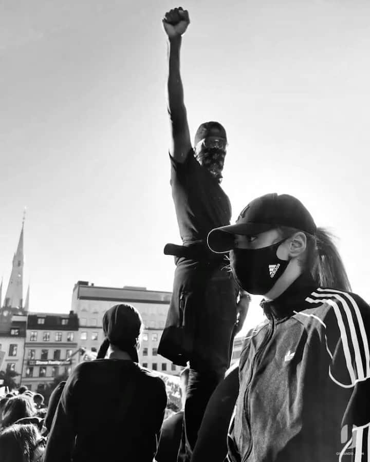 ヨエル・キナマンのインスタグラム：「Sverige, WOW! 🖤🇸🇪🖤 #blacklivesmatter rally in Sweden. 📹 @therealqd3, @amandazahuib, @bintadrammehs, @yaaskhalifa, @marabellg, @akhalifa. Edit: @artursvaldm」