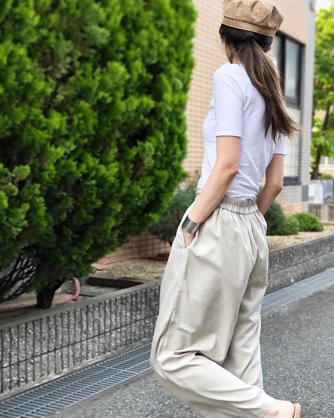 asuka0119のインスタグラム：「2020.6.4  暑かったぁ💧 涼しい#gu の#ワイドパンツに  #uniqlou の#フィットクルーネックt  これはピタっとくるし襟ぐりの空き具合がいい(ت) . Tshirt #uniqlo #ユニクロ pants @gu_global  hat @14plusjp  bangle @plus.accessory .  #ユニクロTシャツ部 #ユニT #uniqloginza2020SS #Tシャツコーデ #uniqloコーデ  #gu #gumania  #gustyle #アラフォーコーデ  #プチプラコーデ #locari #高身長」