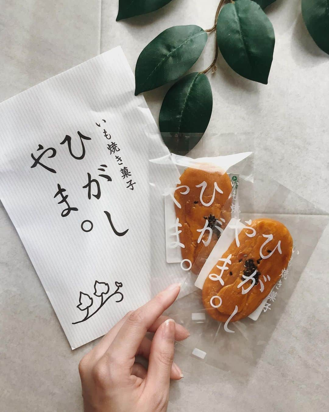 寺島茉里さんのインスタグラム写真 - (寺島茉里Instagram)「. スイートポテト風の芋焼き菓子 「ひがしやま」を頂きました♥️ . 高知県で昔から親しまれている 干し芋「東山」からヒントを得た もっちりやわらかいお菓子🍠 . 四万十川流域で収穫される にんじん芋を100％使用してて 着色料や添加物は一切使用せずに 手間隙かけて作られてるんて🤲🏻 . お芋のやさしい甘さが 美味しくてほっこり☺️🍵 . SHIMANTO ZIGURIストアで 購入できるのでみんなもぜひ！ @shimanto_drama . #四万十川 #四万十ドラマ #ひがしやま #焼き菓子 #お取り寄せグルメ #贈り物 #SPADコロナ支援PR 新型コロナウィルスの影響で行き場を失ってしまった生産者さんを支援するSPADのPRプロジェクトに参加しています。」6月4日 17時54分 - tera___1224