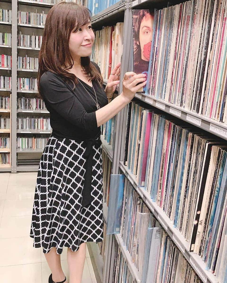 石塚かおりさんのインスタグラム写真 - (石塚かおりInstagram)「#ロックの日#wewannarock#リクエスト#特番  広いレコード室で、一枚引き出したら、なんと、それが愛しのポール・マッカートニー、しかも大好きなジャケットの1枚だったという奇跡！  今年もやります。 ROCKオンリーのリクエスト特番。  BSNの宝のお部屋、レコード室から、とっておきのロックを！  6月7日（日）16時から18時の生放送  すでに、リクエスト受付中  あなたの今年の1曲は？  お待ちしています。  tokuban@ohbsn.com  #レコード#ロック #ポール・マッカートニー #洋楽#邦楽 #K,sバー#ヘビメタ 好きのあの方が #BSNラジオ#生放送#radiko #BSNアプリ から#リクエスト  #ゆうわく伝説 6月の#サロンdeかおり は #音楽の火#音楽の力#ラジオの力  今週は#仲井戸麗市 さん #チャボ さん #RCサクセション  #新潟放送#アナウンサー #石塚かおり」6月4日 18時07分 - kaori_ishizuka413