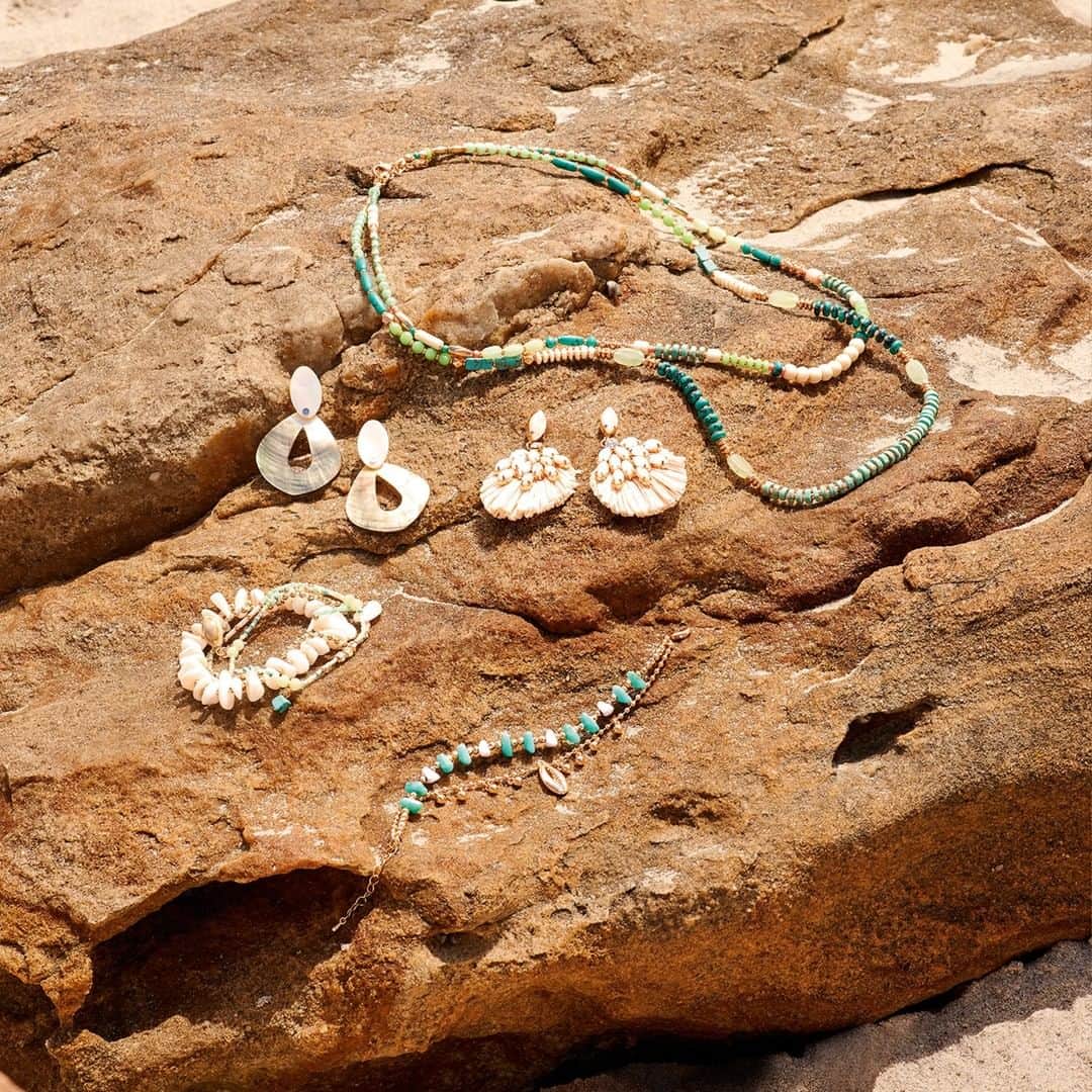 アクセサライズのインスタグラム：「Layer up your beach-side pearls 🐚  #Accessorize #Accessorizer」