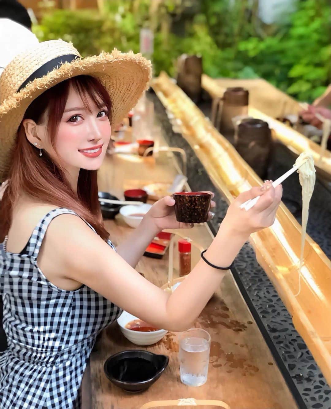 蘭子さんのインスタグラム写真 - (蘭子Instagram)「. . 去年の夏に行った流し素麺🧡 . を今更載せるww . 鎌倉の【茶屋かど】さんです🌞 💕 . 蝉の声に天然の竹、そして流れる水... . こんなに夏を感じられるイベント他にあるでしょうか😍 . おばちゃんが、はいどんどん食べてね~って言いながら流してくれるのも粋でいい🤣💓 . . このあとはデザートに、天然かき氷を食べに行きました☺️💓🍧 . 夏の鎌倉っていいよね👒 . . 今年の夏は夏らしいことできるかな...?🎇🍉🍧 . . . . . #流しそうめん#流し素麺#夏#夏コーデ#きょコ#鎌倉#鎌倉デート#鎌倉グルメ#鎌倉観光#鎌倉ランチ#麦わら帽子#映えスポット#タビジョ#国内旅行#ポトレのセカイ#ポトレ女子 #genic_mag#genic_japan#kamakura#tabijyomap_kamakura」6月4日 18時01分 - xx_ranko_xx