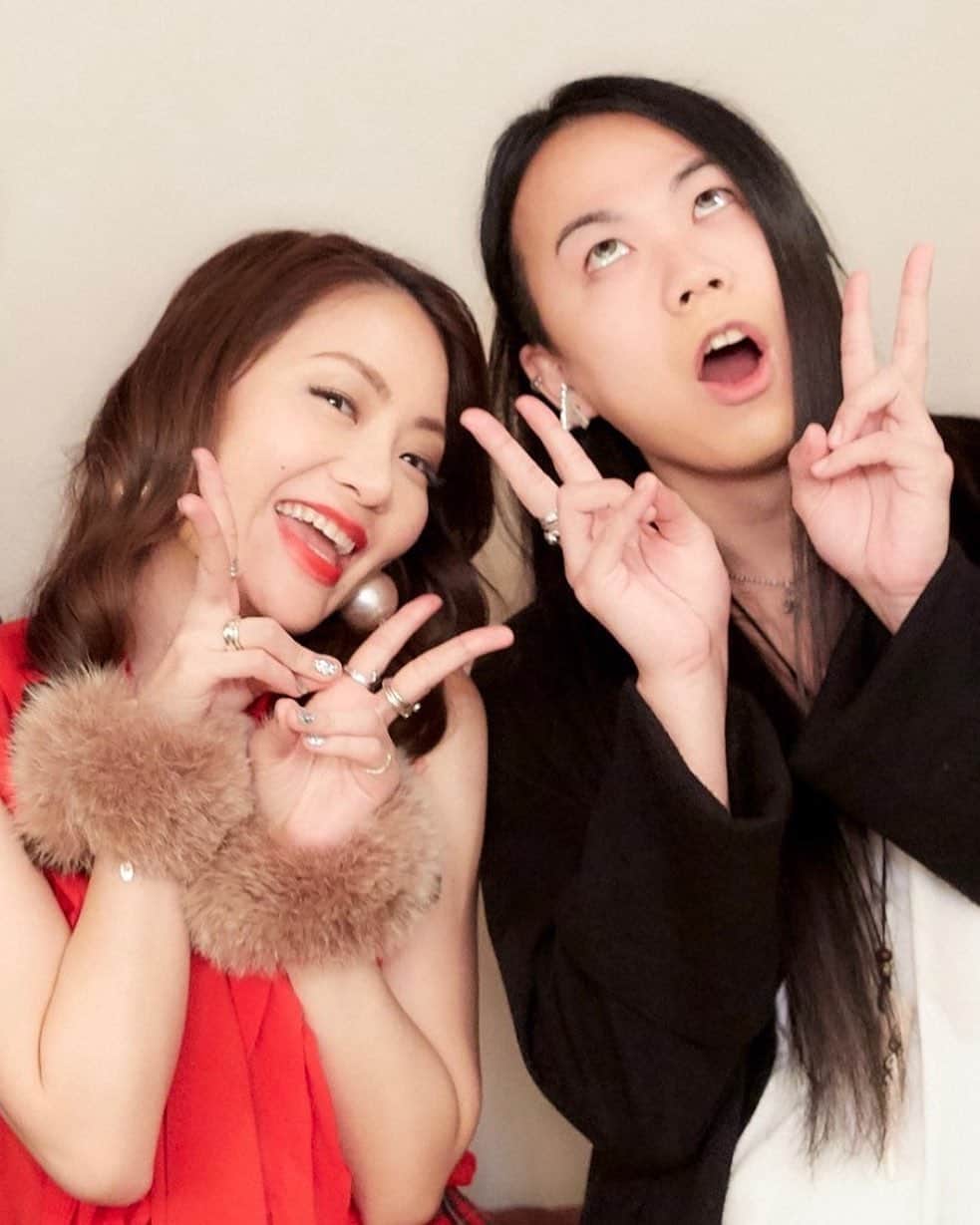 宮本美季のインスタグラム：「‪今月の無観客配信ライブ「今夜は歌わNight」vol.3 はこの人をお呼びしてお送りしたいと思いまーす！　柴田敏孝@toshitakashibat とのライブ、楽しみ過ぎる。先行予約特典(オフショット写真)もあるんだって😳  6/11の20時から！  チケットご購入の方は、リアルタイムでなくてもご自分の好きなタイミングで試聴出来ます😆❤️ チケットはこちらから💁‍♀️ https://www.mahocast.com/mikimiyamoto‬ ‪#宮本美季　＃mahocast‬ #柴田敏孝　#無観客ライブ」