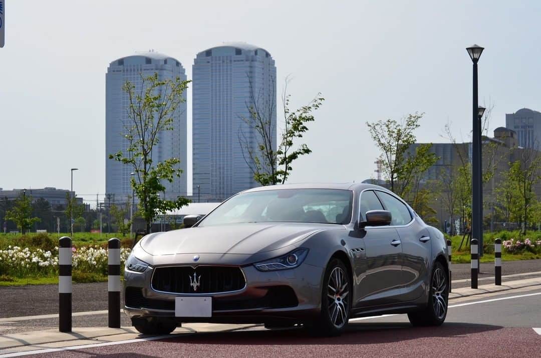Maserati Japan | マセラティ ジャパンさんのインスタグラム写真 - (Maserati Japan | マセラティ ジャパンInstagram)「マセラティジャパンでは、全国のショールームをインタビュー形式でご紹介しております。 今回は、マセラティ幕張です。 ----- Q:　ショールームについて教えてください  マセラティ幕張は、関東最大級のマセラティ正規ディーラーショールームであり、2020年9月4日で6周年になります。  国道14号に面しており、敷地面積は600坪。 新車と中古車ともに全国トップクラスの品揃えで、中古車は20台以上展示しております。 ご商談は、長年の経験があるベテランスタッフとさわやかな若手スタッフが丁寧にご案内いたします。 サービス工場のリフトは5基！広々としたスペースでスペシャリストのスタッフがメンテナンスいたします。 ショールームでは、2人のショールームレディが笑顔でお迎え、月替わりのドリンクもご用意してお客様をお待ちしております。  マセラティ幕張は、海浜幕張駅が最寄で、イベントで多く使われる幕張メッセから車で5分。 周辺にはコストコ、IKEA、イオンモール幕張新都心などがございますので、お買い物がてらぜひ、ショールームにお立ち寄りください。  Q:　新型コロナウイルス感染拡大に伴う対応を教えてください  40平米以上のクリーンリームをご用意。こちらのクリーンルームは、予約制になりますので別のお客様との接触もございません。ゆっくりとマセラティをご覧いただきながら安心してご商談いただけます。  Q:　PRをどうぞ！  写真に掲載されている2人は、当ショールームのトップセールスとショールームレディです。 2人とも20代と若く、平均年齢が上がりつつあったマセラティ幕張にフレッシュでさわやかな息吹を吹かせてくれています。 ぜひ、お近くにお立ち寄りの際は、ショールームに遊びに来てくださいませ。スタッフ一同こころよりお待ちしております。  マセラティ幕張　公式ブログ　http://makuhari.fivestartoto-blog.com Facebook（@maserati.makuhari）：https://www.facebook.com/maserati.makuhari/  #Maserati #マセラティ #MaseratiJapan #マセラティジャパン #MaseratiDealer #マセラティディーラー #ディーラー紹介 #StayHome #クリーンルーム #MaseratiMakuhari #マセラティ幕張 #Makuhari #幕張」6月4日 18時15分 - maseratijp