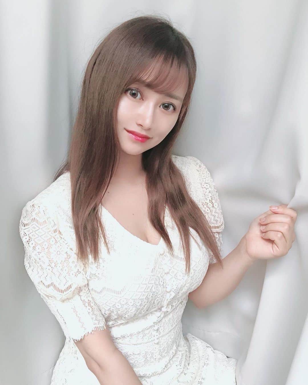 YU-RIのインスタグラム：「カーテンの裏で写真撮るやつ みんなやってるからやってみたけど 隣のマンションの高層階の人に 見られたら死ぬほどはじーな⁉️😥笑  髪の色が抜けてきた〜💇‍♀️ 次は思いっきり暗くしてみよかな。  #ミシェルマカロン のワンピース めっちゃ可愛いし使えそう👍♡ 久しぶりにミシェルマカロンとか #エミリアウィズ とか見てみたら めっちゃ雰囲気変わってた！笑  #ワンピース #コーデ #楽ちんコーデ」