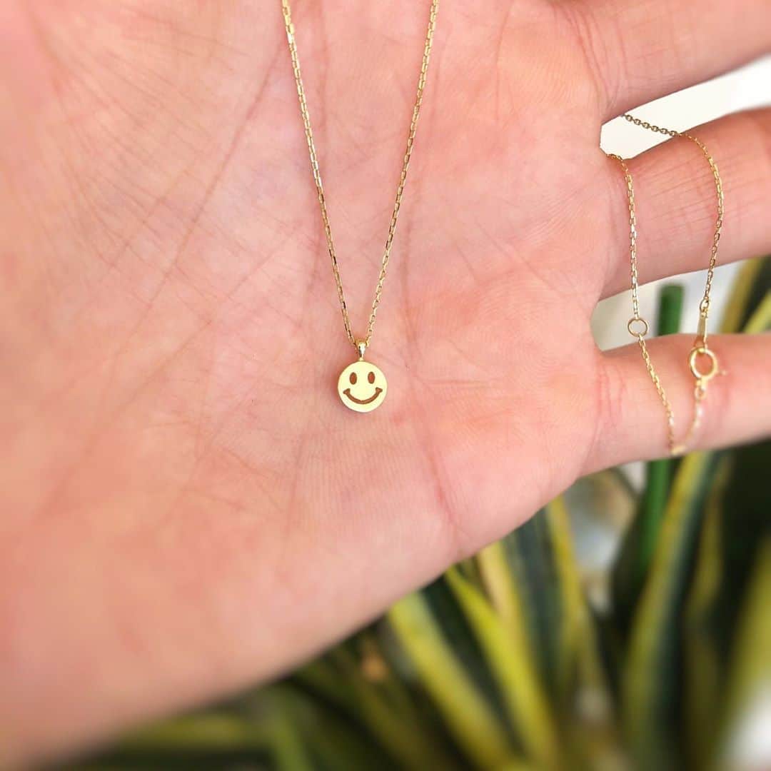 のインスタグラム：「K18YG / smile necklace(S) . K18YG(イエローゴールド)で製作した一番小さなスマイルネックレス。 . K18YGチェーン→40cm. チェーンを男性用に変更も可能です。 (その場合は価格に変動があります) . 質問等などありましたらDMもしくはメールにていつでも受付けております✉️ . #tsuneokajewelry#スマイル#ニコちゃん#ゴールド#ネックレス#ジュエリー」