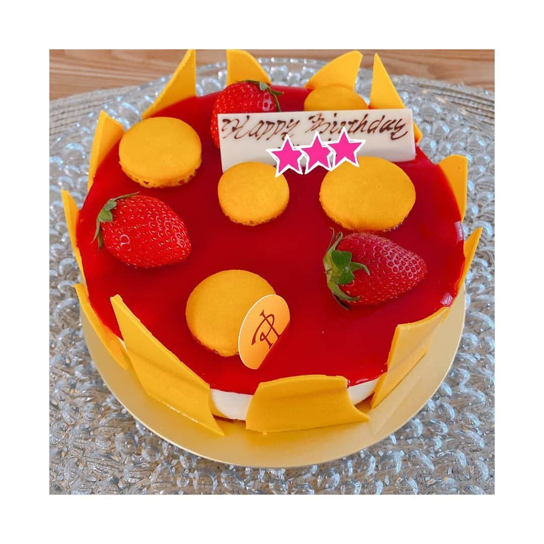 堀友理子さんのインスタグラム写真 - (堀友理子Instagram)「夫の誕生日は私の食べたいケーキをデリバリー🎂😝 #ピエールエルメ #デリバリー #夫の誕生日」6月4日 18時16分 - horiyurisanpo