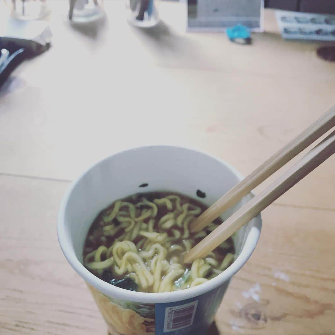 スネオヘアーさんのインスタグラム写真 - (スネオヘアーInstagram)「#スネオヘアー #家飯 #昼飯 #カップラーメン #手料理食いてー  #suneohair」6月4日 18時19分 - suneohairofficial