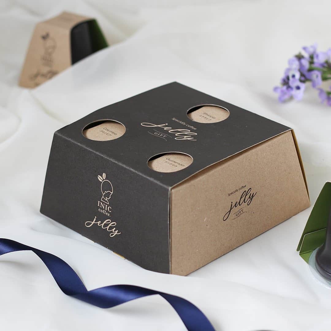 INIC coffeeさんのインスタグラム写真 - (INIC coffeeInstagram)「「INIC coffee Jelly」新発売！ . 先日の予告ではたくさんの「いいね」をありがとうございました(^^) 丁寧に淹れたこだわりの一杯を、 そのままゼリーで堪能できる本格派のコーヒーゼリーが待望の販売開始いたします！ . 今年の夏は待望の「シングルオリジンコーヒー」シリーズ。 . シングルオリジンがもつアロマや苦味、コク、酸味、果実の風味などの特徴を抽出し、 その風味をゼリーでそのままに再現。 . このゼリー、よくあるクリームをかけるのではなく まずは「そのまま」味わっていただきたい一品です。 . エチオピア、コロンビア、グァテマラの特徴と違いをゼリーでしっかりと出したここまでの本格派コーヒーゼリーは、きっと味わったことがないハズ。 INICのこだわりがつまった本格コーヒーゼリー、ひんやりと冷たくしてぜひご賞味ください！ #iniccoffee #inic #イニック #イニックコーヒー #coffeetime#coffee_time #coffeelovers#coffeegram #5秒で本格コーヒー #おうちカフェ #丁寧な暮らし #イニックコーヒーのある生活 #おうちカフェ #初夏 #ゆったり #coffeejelly  #本格派コーヒーゼリー #シングルオリジン #ギフト」6月4日 18時21分 - iniccoffee