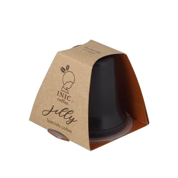 INIC coffeeさんのインスタグラム写真 - (INIC coffeeInstagram)「「INIC coffee Jelly」新発売！ . 先日の予告ではたくさんの「いいね」をありがとうございました(^^) 丁寧に淹れたこだわりの一杯を、 そのままゼリーで堪能できる本格派のコーヒーゼリーが待望の販売開始いたします！ . 今年の夏は待望の「シングルオリジンコーヒー」シリーズ。 . シングルオリジンがもつアロマや苦味、コク、酸味、果実の風味などの特徴を抽出し、 その風味をゼリーでそのままに再現。 . このゼリー、よくあるクリームをかけるのではなく まずは「そのまま」味わっていただきたい一品です。 . エチオピア、コロンビア、グァテマラの特徴と違いをゼリーでしっかりと出したここまでの本格派コーヒーゼリーは、きっと味わったことがないハズ。 INICのこだわりがつまった本格コーヒーゼリー、ひんやりと冷たくしてぜひご賞味ください！ #iniccoffee #inic #イニック #イニックコーヒー #coffeetime#coffee_time #coffeelovers#coffeegram #5秒で本格コーヒー #おうちカフェ #丁寧な暮らし #イニックコーヒーのある生活 #おうちカフェ #初夏 #ゆったり #coffeejelly  #本格派コーヒーゼリー #シングルオリジン #ギフト」6月4日 18時21分 - iniccoffee