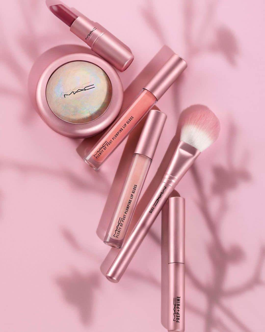 M∙A∙C Cosmetics Japanのインスタグラム：「【明日公式オンラインショップ限定 再入荷】 ㅤ メタリックピンクパッケージのPetal Powerコレクションが限定数量で再発売🌸限定パッケージのM･A･C人気製品と限定色も見逃さないで✨ ㅤ ㅤ ※ 6月5日(金) 午前10時 公式オンラインショップにて再入荷予定。システムの影響により、発売が多少前後する可能性がございます。何卒ご了承ください。 ㅤ ㅤ 【公式オンラインショップ限定特典】 ☑︎初回ご購入のお客様へ10% OFFクーポンをプレゼント（クーポンコードwelcome） ㅤ #MACPetalPower#MACペタルパワー#MACCosmeticsJapan#MACCosmetics#MAC#MACコスメ#メイク好き#デパコス#新作コスメ#限定コスメ#春メイク#血色感#血色メイク#抜け感メイク#抜け感#コスメ記録#コスメマニア#艶肌メイク#マックコスメ#限定コスメ#ピンクメイク#口紅#MACリップ#リップメイク#リップ好き#夏メイク#ピンクリップ」