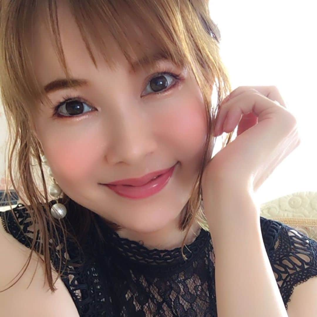 上原さくらのインスタグラム：「ちゃんとメイクしたの1ヶ月以上ぶりです。 どうせするならこのくらい濃いメイクが好き❤️ 流行りの薄いメイクは昭和顔の私には似合わないし、全然盛れないのです。笑 #メイク #makeup」