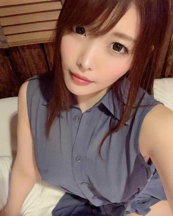 新村あかりのインスタグラム：「蒸し暑いから薄着になるよねぇ😢」