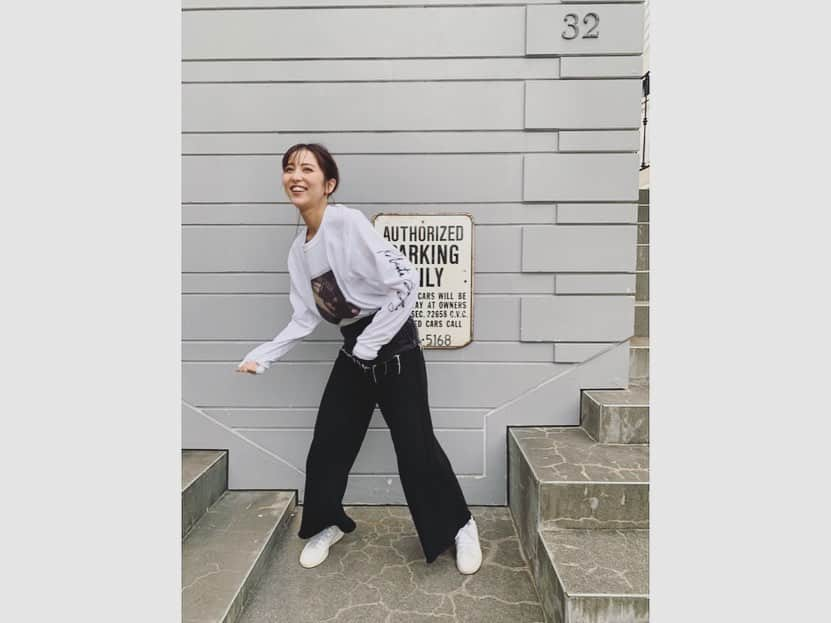 石川恋さんのインスタグラム写真 - (石川恋Instagram)「昨日の私服🐶🌈 デニムとスウェットがドッキングされていて超絶可愛いこちらの👖は#CanCam でも紹介したもの👄 ロンTは去年のものだけど、シーズン問わずヘビロテ中！ どちらも#AmeriVINTAGE 💜 . 最後の5枚は昨日ストーリーに載せた#たけまり さんのダンス動画モノマネの写真ver.だよ💪🔥 たくさんのフォロワーさんや友達から、自分もやってる！分かるー！とコメントもらって、この楽しさを共有できて嬉しかった🥳🥳🥳笑」6月4日 18時42分 - ren_ishikawa