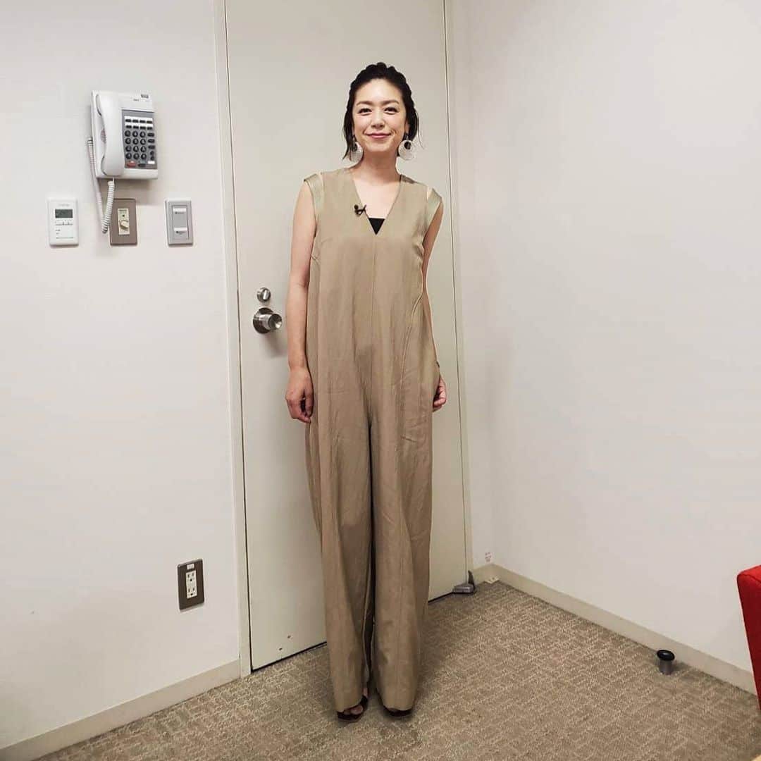 加藤紀子のインスタグラム：「テレビ東京「よじごじDays」にお付き合いくださった方、ありがとうございました😊 やっぱり現場が好きだあー🤠  Allinone @mullerofyoshiokubo Accessories @333store Shoes @daianashoespress  早苗さん、平林さん、 今日も素敵なお仕事をありがとうございました！  #よじごじdays」