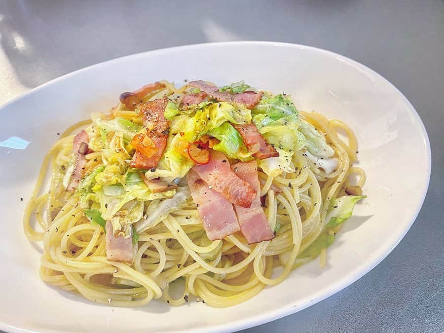 布川桃花さんのインスタグラム写真 - (布川桃花Instagram)「最近のお料理🍳 ﻿ ①グルテンフリーパスタで作る﻿ 春キャベツとベーコンのガーリックオイルパスタ﻿ ②米粉の皮で作ったグルテンフリー野菜餃子&しそ餃子﻿ ③角煮で残ったタレで炊き込みご飯﻿ ④ブロッコリーとツナのマヨ和え﻿ ⑤ロールキャベツのトマト煮﻿ ⑥ピーマン肉詰め﻿ ⑦米粉のルーで作ったグルテンフリーカレー﻿ ⑧牛すき丼﻿ ⑨豚こまと青じそのまとめ焼き﻿ ﻿ #momo__cafe」6月4日 18時38分 - momoka_fukawa