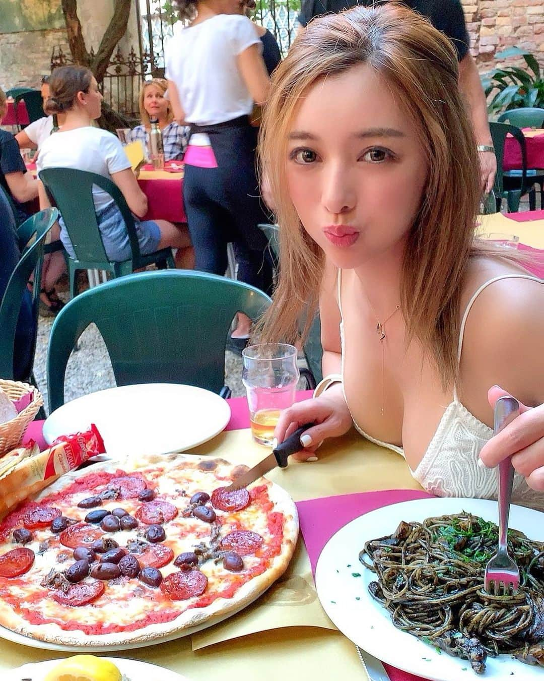 濱野りれさんのインスタグラム写真 - (濱野りれInstagram)「Italy, July, 2019🇮🇹 I was unknowingly choosing pizza and pasta photo when I was thinking what to eat today🙈 Which one you want to have??🍕🍝 . . 今日何食べようかなーって考えてたら気遣いないうちにピザとパスタ頬張ってる写真選んでた😳笑 去年の７月のイタリア写真🇮🇹 早くたくさん食べてたくさん運動 できるようになりたいねっ✨ . . #Squidink#Squidinkpasta#pizza🍕#veneziagram#venice#venezia #sanmarco#italyfood#fooditaly#veneziadavivere #italy#italytrip #veneziaunica#nerodiseppia#Mipiace#Felice#Divertente#Carina#Bella #giapponese #asiatica #パスタ#ピザ#ヴェネツィア#イタリア#🇮🇹 #歐洲#意大利 #이탈리아」6月4日 18時38分 - riregram