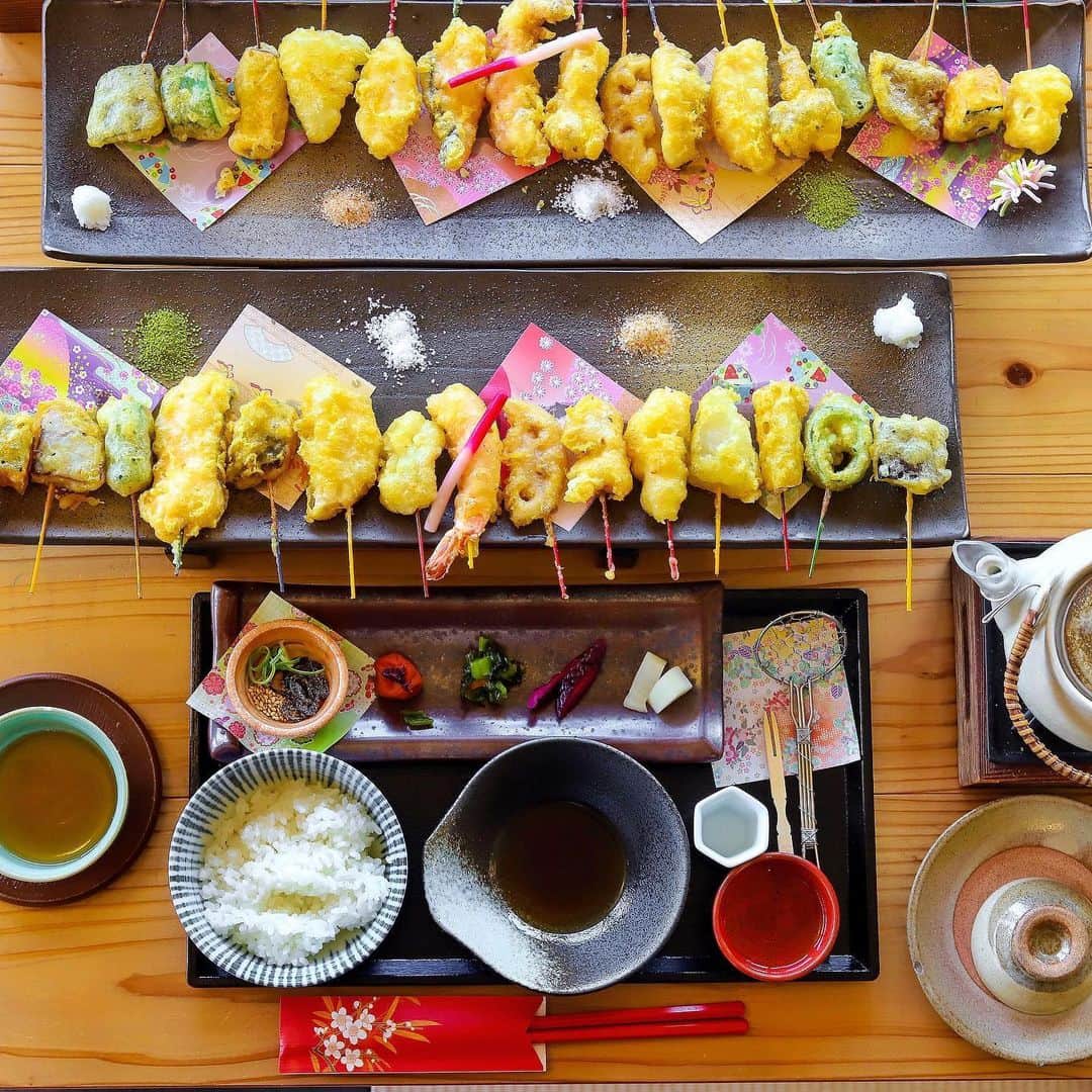 きょん。さんのインスタグラム写真 - (きょん。Instagram)「. .  舞妓飯 嵐山店  デフォルトで8種類 お好みでもう8種類 計16種の天ぷらが味わえる 完全予約制 ＜16色のひとくち串天ぷら膳＞。 .  ごはんおかわり自由、 のありがたさ。  最後は ・鯛 ・鰆 ・海老 を茶漬けにして〆  #舞妓飯#arashiyama #kyotogourmet」6月4日 18時42分 - kyon_tokiiro
