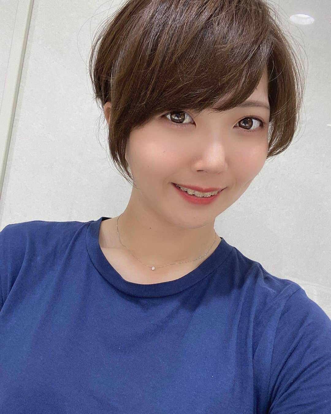 石山千晶さんのインスタグラム写真 - (石山千晶Instagram)「髪の毛切ってカラーも✨ 2枚目の写真はbefor🤭 色が抜けて、伸び放題。笑 2月に行ったきり、美容院に行けてなかったので幸せな時間でした💓 @shimo_allure_kaizen さんいつもありがとうございます😊 カットとカラーが最強すぎて他の美容院に行けない😳笑 #ショートヘア #finbyallure #ゴッドハンド」6月4日 18時51分 - chiaki_ishiyama0428