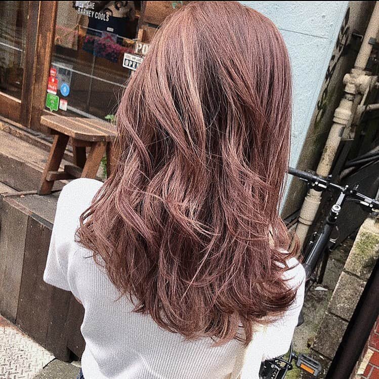 Arika Kuriharaのインスタグラム：「. new hair💘 . ラベンダーカラーにアッシュと ピンクがはいってるみたいです❤︎ . いい色だ。気に入ったぞ👶🏻 . #newhair #ピンクアッシュ #ラベンダーカラー #ミディアム」