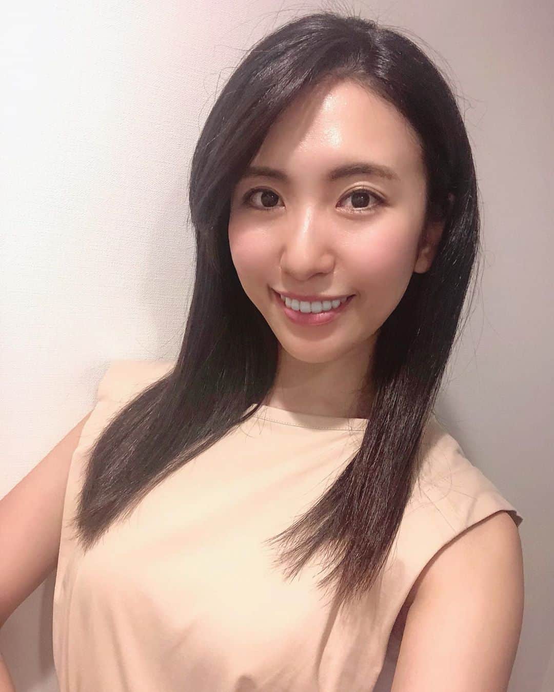 のインスタグラム：「昨日美容院行ってきたよ✨ ずっと我慢してたから 久々行けて嬉しい🥺 仕事も徐々に復活してきたから 美容にもしっかり力をいれなければ💪💕 @wec_hair_eyelash #担当はkenjiさん ・ #newhair #wechair #ebisu #hairsalon #hairstyles #haircut #beauty #beautyday #mimi美容 #トゥルトゥルヘアー #ストレートヘアー #綺麗な髪は好きですか #ダークブラウン #髪の毛伸ばし中 #美容 #美容day #女子力」