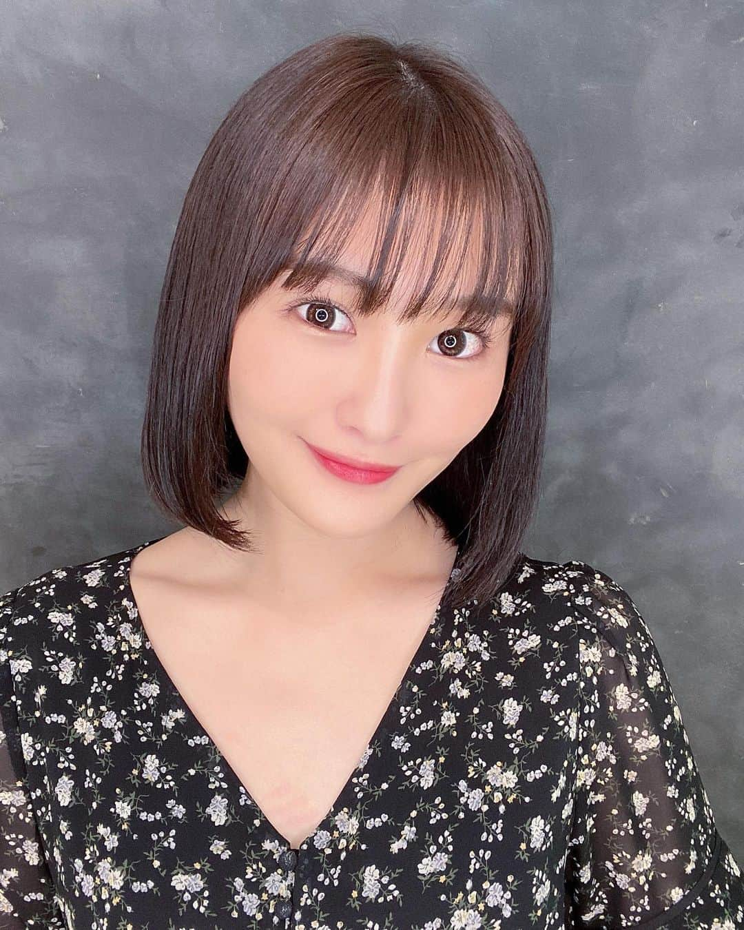 川上礼奈さんのインスタグラム写真 - (川上礼奈Instagram)「. やっと、、、2ヶ月ぶりに💇🏻‍♀️❤️ 思いつきで切っちゃいました！笑 夏になるとどーしても 切りたくなっちゃうんだよなぁ、、、 久々のボブど〜ですか😳✨？ 今回もありがとうございました😊 いつも気分屋なお願いを聞いて下さり ありがとうございます😖💦 @risel_kazu さん👱🏼✨」6月4日 18時53分 - kawakami_rena