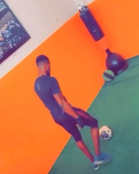 パペ・スアレのインスタグラム：「Work Hard .. Play Hard .. 🤲🏿🤲🏿」