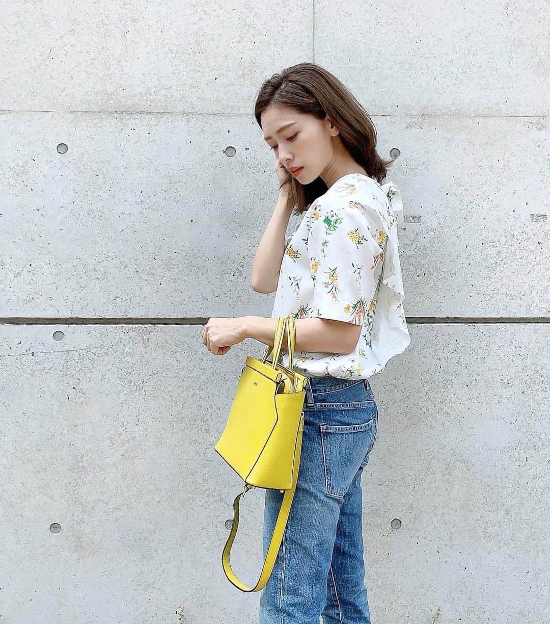 石黒美帆のインスタグラム：「*﻿ 💐﻿ ﻿ コーデは﻿ tops#SEVENTENbyMIHOKAWAHITO pants#redcardtokyo  bag#FURLA﻿ ﻿ ﻿ ブラウスはバックスタイルがとっても可愛いんです。髪が長かったらポニーテールにして着たい🥰﻿ ﻿ ﻿ ﻿ #fashion#fashionstyle#fashiongram#instafashion#outfit#ootd#dailylook#패션#오오티디#ファッション#コーデ#夏服#夏コーデ#春コーデ#レッドカード#デニムコーデ#フルラ#バックコンシャス﻿」