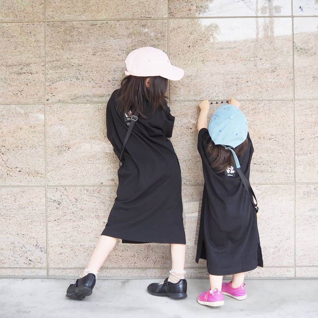 Kuboi Ayumiさんのインスタグラム写真 - (Kuboi AyumiInstagram)「今までずっとお姉ちゃんと同じ保育園で﻿ 遊びの時間は保育園でも一緒に遊んでいたりしたのに﻿ お姉ちゃんが小学校に行くようになって、淋しくてたまらない妹ちゃん。﻿ 分散登校で短時間・週に２回なのに、お姉ちゃんがいないとおうちの中でうろうろと﻿ お姉ちゃんを探し回っています。﻿ ﻿ なので、一緒にお出かけの時はお姉ちゃんのマネばっかりしてべったりです。﻿ ﻿ 毎日お出かけの時はマスクをつけることになれてきた娘たちですが﻿ 暑くなってきて、ベビーカーをふと見て見たらマスクが無い！ということがしばしばで…。﻿ マスクリップを使うようにしたら、下にずらしていても落ちることがなくなったので﻿ 助かっています。﻿ ﻿ マスクのひもが嫌だったみたいで、マスクリップだとマスクをつけてくれる時間も増えました。﻿ 天然石（パワーストーン）もかわいくてマスクだけでなく、ブレスレッドとしても使えます。﻿ ちなみにこちら、マクアケで出品中です。 https://www.makuake.com/project/sanai/ ﻿ ・ワンピース #uniqloginza @uniqlo_ginza﻿ ・キャップ @champion﻿ ・バッグ @iamajolie　﻿﻿ ﻿ #リンクコーデ #マスクリップ #マクアケ #makuake #クラウドファンティング #アクセサリー #マスク #除菌 #おうち時間 #天然石 #マスク生活 #花粉対策 #パワーストーン #個性  #uniqloginza2020ss」6月4日 19時19分 - himekagami