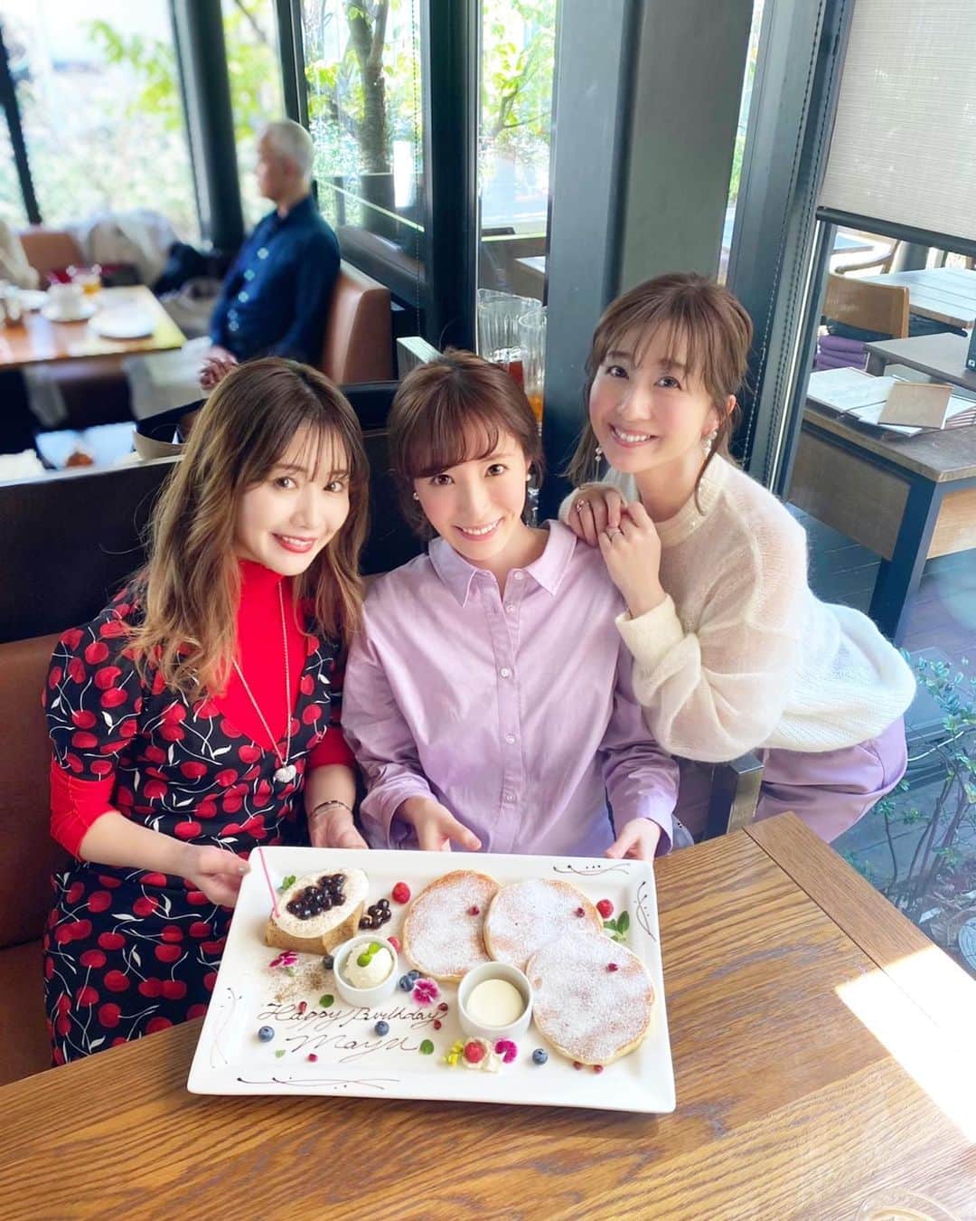 小林真由のインスタグラム：「随分前ですが﻿ GA!が誕生日ランチをしてくれた日の写真📷﻿ もう何年お祝いしてもらっただろう🎂💭﻿ ﻿ 20代も沢山お世話になって﻿ 30歳を一緒に迎えられたことが何より嬉しい🙏﻿ 忙しい中毎年ありがとう😢﻿ ﻿ 載せようと温めていたら﻿ 3ヶ月も経ってしまって（笑）﻿ 今考えたらギリギリみんなと会えて﻿ 本当によかったなぁ。﻿ この日も短時間だったけど﻿ 少しでも外に出ていた日々が懐かしい🥺﻿ ﻿ ﻿ #GA #birthday #ivyplace #lunch #誕生日 #ランチ #バースデー」