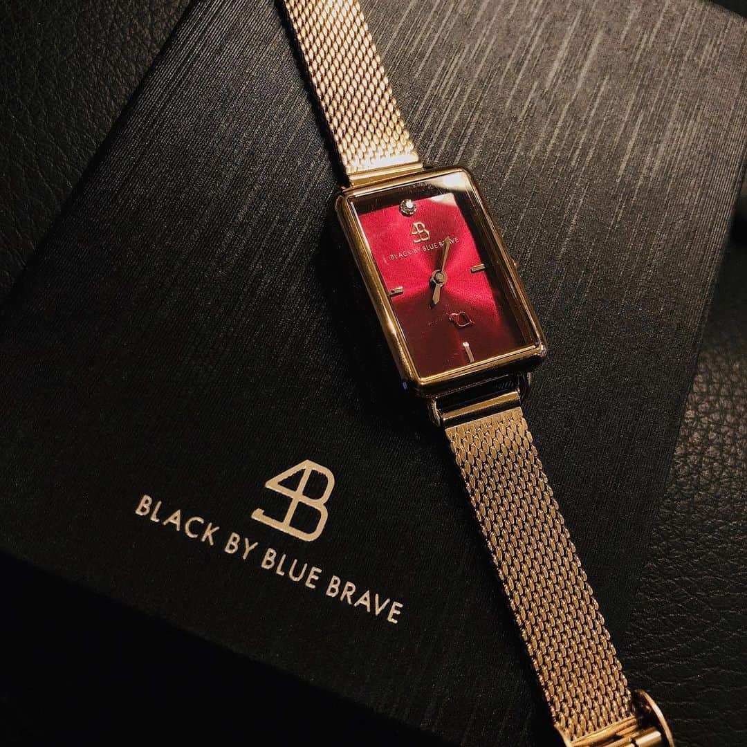 岡田栞奈のインスタグラム：「個人的に華奢な腕の子に オススメしたい腕時計⌚️💕 💕  腕が細くて中々ぴったりくる時計 なかったので久々にドンピシャの つけ心地で感動🥺✨ 角度によってキラッとひかるダイヤモンドも 素敵なんです💎  もちろんメンズもカッコいいデザイン ばかりで彼氏さん・旦那さんへの プレゼントにもピッタリです🎁  クーポンコード【kanna_okada】 で10%OFFなのでこの機会に是非❣️ #4bwatches #腕時計 #時計 #BLACKBYBLUEBRAVE #プレゼント #カップル #高級感」