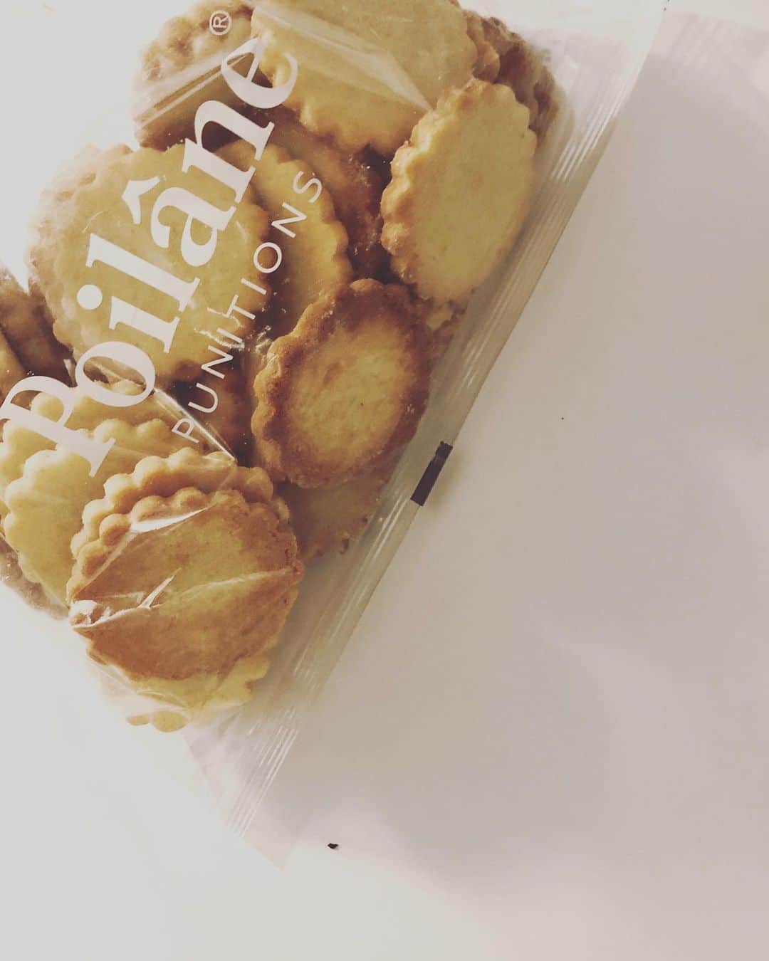 MIHOさんのインスタグラム写真 - (MIHOInstagram)「【ポワラーヌのクッキー・le Punitions】﻿ ﻿ パリのパン屋さんのポワラーヌで人気のクッキー　#ピュニション﻿ ﻿ 罰という名の通り、素朴極まりないのがクセになる罪な味﻿ ﻿ 高校のころに毎年夏休みにパリで過ごしていましたが、その時から大好きな味でした﻿ ﻿ それから、20代のころに2年ほどパリに住みましたが、このコロナでのステイホームからの断捨離効果で、その時にお菓子教室でならってた時のノートがでてきました、文字がちっちゃい！﻿ ﻿ ないのはなんでも代用で、棒がなければラップで、マグで、とか、ふるいがなければ、紅茶のストレーナーでとか、プロじゃないんだから！﻿ と﻿ いうことですが、日本では珍しい中力粉と﻿ ﻿ フランスやヨーロッパの小麦粉はグルテンの多さで分けられてます ■Type 45 :薄力粉﻿ ■Type 55 :中力粉、準強力粉﻿ ■Type65 :強力粉﻿ ﻿ お菓子なら45〜55、パンなら65がオススメで、お菓子はほぼ中力粉でちょっと重ためです﻿ ﻿ 日本ではうどん粉が中力粉に近いみたいで無かったら薄力粉1:強力粉1で代用できます﻿ ﻿ TOMIZで1種類だけ中力粉がうってましたので久々ムクムクきて買ってしまったので、習ったレシピとキヲクを答え合わせしてやってみたのでホウレンソウ﻿ ﻿ ﻿ 【ポワラーヌクッキー】﻿ ﻿ 無塩バター　140g﻿ 砂糖　125g﻿ 細かいグラニュー糖が仕上がりキレイよ 中力粉280g﻿ 卵1個＋お水小さじ1﻿ ﻿ 香り付けにバニラエッセンスやオイルがあればバッチリですが、天然のものがないと私はいれません﻿ ﻿ これはフランスの天然バニラエッセンス﻿ ﻿ 天然物は少し高いので、無理せずでいいとおもいますし、入れなくても十分美味しいのだけどポワラーヌによせるには、バニラエッセンスを﻿ ﻿ 常温に戻したバターを泡立て器でひたすらまぜる、お砂糖を少しづつ加えてひたすらひたすら、ここでフワフワにするかしないかで出来上がりがもたっとなりますので、ハンドミキサーがある人はそちらで☺︎ お水小さじ1に卵を割り入れ混ぜておいたものをすこしづつ加えてまぜる﻿ ﻿ そして、ふるった中力粉を少しづついれ、切るように合わせる〔ついついこねたくなるんだけどここ大事だから我慢っ〕﻿ え？これでいいの？ってくらいのホロホロとなるくらいに手であわせたら2つにわけて冷蔵庫へ4時間ほど﻿ ﻿ 冷蔵庫で2〜3日大丈夫☺︎﻿ 半分使って余った分は冷凍してもマルッ﻿ ﻿ 180度のオーブンで12〜15分﻿ 〔うちのは16分でした☺︎〕 焼き菓子は次の日に食べるくらいがグッとおいしくなるので、そのままバットにあげて休ませます﻿ ﻿ あー、うまうまデス☺︎ 素朴なクッキー好きならゼヒ﻿ ﻿ 昨日あたりからパリではテラスのカフェがオープンしたみたいでよかったー！﻿ ﻿ はやくいきたーい！﻿ ﻿ #オウチが止まらない、笑﻿ #砂糖は細かいグラニュー糖が仕上がりキレイ #poilane﻿ #paris﻿ #france﻿ #cookie﻿ #ポワラーヌクッキー﻿ #クッキー﻿ #素朴なおやつ ﻿ #素朴なクッキー﻿ #クッキーレシピ﻿ #お菓子レシピ ﻿ #お菓子﻿ #焼き菓子﻿ #みほのグウタラゴハン ﻿ #みほのリピート﻿もの #焼き菓子はバニラオイルがオススメ ﻿」6月4日 19時23分 - 27.allen_miho