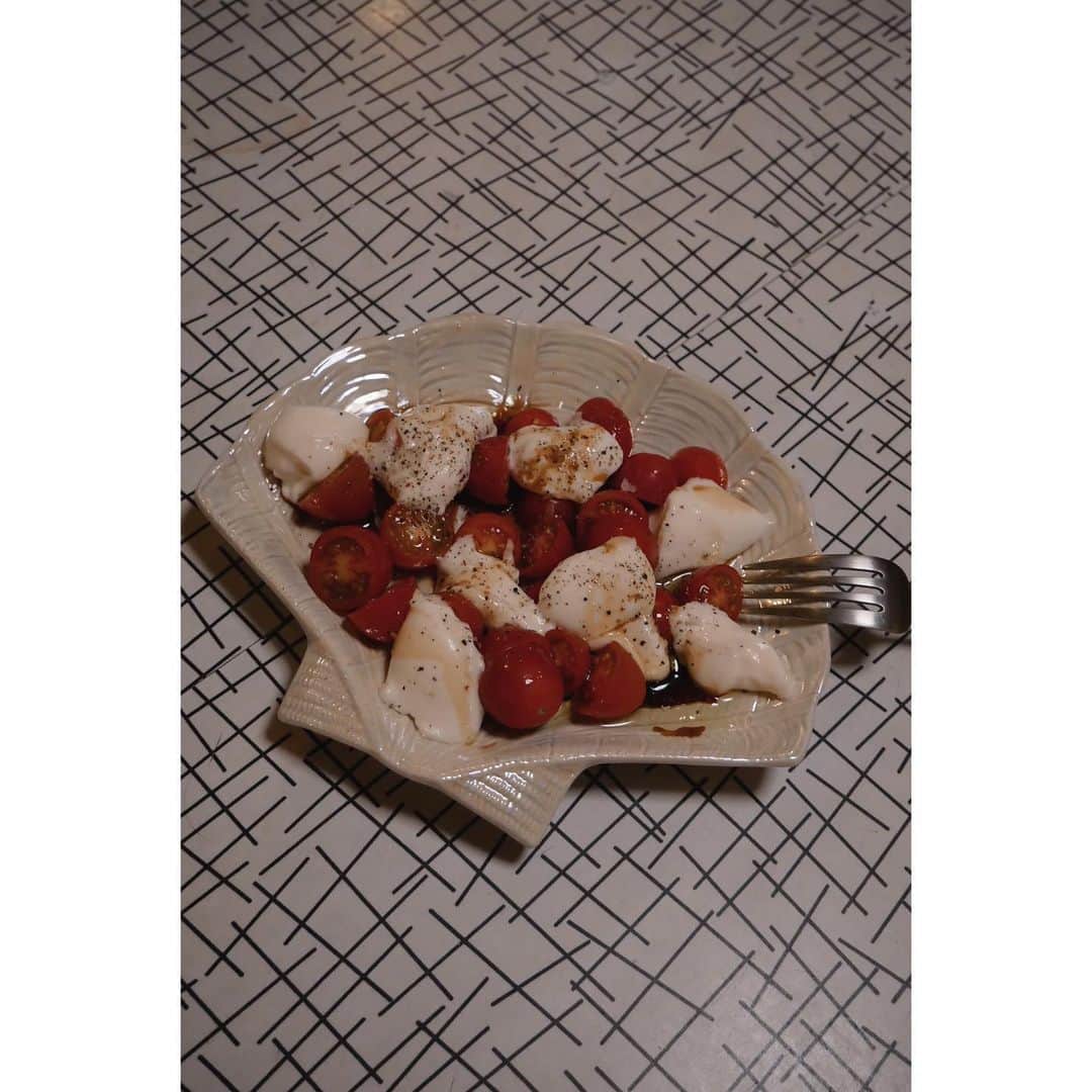 のインスタグラム：「#三代目茂蔵　の生モッツァレラ豆腐をカプレーゼにしてみた。﻿ バジルオイルと甘いバルサミコ酢とフルールドセル。﻿ モッツァレラ自体はもはや豆腐ではない。﻿ しかし単体だとモッツァレラか、って言われると、んー、それより…葛餅…？っていうプニプニ食感。﻿ だけど、こんなカプレーゼや、アボカドと和えたりするとあらまあ不思議、モッツァレラじゃん？となる。﻿ ﻿ バターもチーズも、大好き！﻿ だけど、食べると体がつまる感じがする。﻿ うまく循環しないというか…﻿ だから、こんな置き換えアイテムがあると大変助かる！﻿ そして、ここぞって時に特別なレストランなんかでとびっきり美味しいモッツァレラチーズを食べたりするとそれはそれは天国のようだよ！﻿ ﻿ 美味しいものは、気づくとたくさん、何回も食べてしまう。﻿ そう、量が加減できなくなる。﻿ わたしは普段摂生(という感覚ではないのだが)﻿ していて、たまに、大好きな﻿ 鰻を食べてみたり、とんかつを食べてみたり、﻿ 明太子を食べてみたり、する。﻿ ﻿ その時の喜びは、鰻を食べることが普通な時より、とんかつを食べることが普通な時より、﻿ 明太子を食べることが普通な時より、﻿ 何倍も美味しくありがたく感じられるのが、﻿ #菜食手帖　という名の実験の良いところ。　#私的菜食手帖」