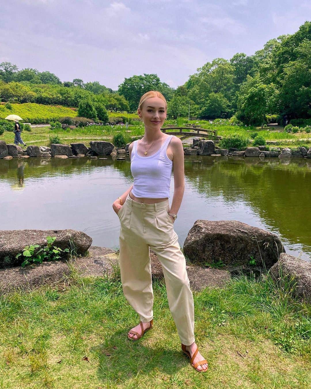 リアノン・ランゲラック（ミッチェル・ランゲラックの妻）のインスタグラム：「Pretty little garden walks 🎏」