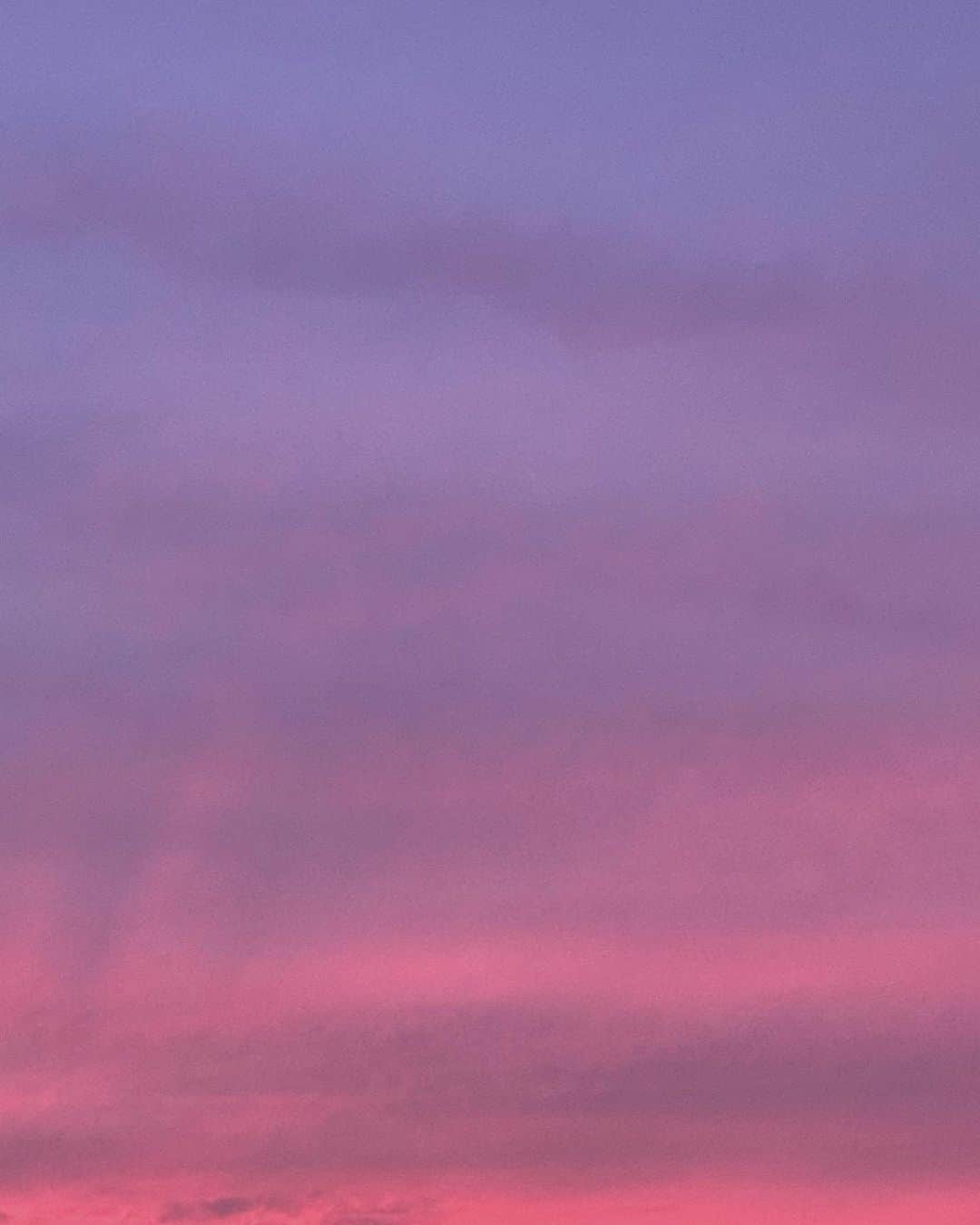 齊藤美絵さんのインスタグラム写真 - (齊藤美絵Instagram)「昨日のサンセットが忘れられなくて。 まるでオーラソーマのボトルみたいだなぁと思いながら。  ほんの少しの時間、 静かに空を眺めながら 喜びを味わいました。  その後、ふと目に止まった言葉が 今、大事にしたいことだと 氣がつきました。 I wanna spend more time to reflect and work on myself.  #sunset #グラデーション　#オーラソーマ　#myhope #ツタエルヒト。」6月4日 19時28分 - saitomie