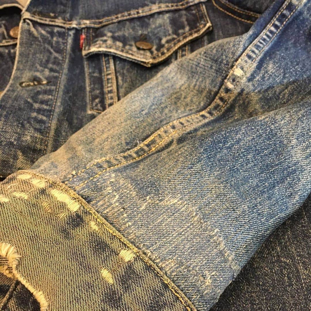 select shop「ASHOES」 SHOP STAFFのインスタグラム：「#Repost @ashoes_sewing_factory Made by @Image.Downloader · · · · 袖のブレークしているGジャンのリペア。もう片方の袖です。  カフスを外し、袖の巻縫い部分も外してリペアしました。  開いてしまった穴に古生地をパズルしてます。  今回は予算の都合でカフスのリペアまで行えませんでしたが、縫製部分をミシンで叩いてないので、また分解してリペアできますからね^_^  お気軽に ご相談ください。 048-782-6627 −−−−−−−−−−− ジーンズをカッティングから丸縫いしています。シルエットの別注も可能です。 −−−−−−−−−−− #Gジャン #シルエット変更 #リメイク #デニムリペア #ジーンズ修理 #デニム修理 #サイズ変更 #幅出し #handmade #ハンドメイド #ashoes #亜洲'S #さいたま #大宮 #デニム #ジーンズ #裾上げ #チェーンステッチ #お直し #リペア #穴埋め #singersewing #Unionspecial #sewing #sewingmachine #ミシン #シンガーミシン #ユニオンスペシャル  #unionspecial43200g」