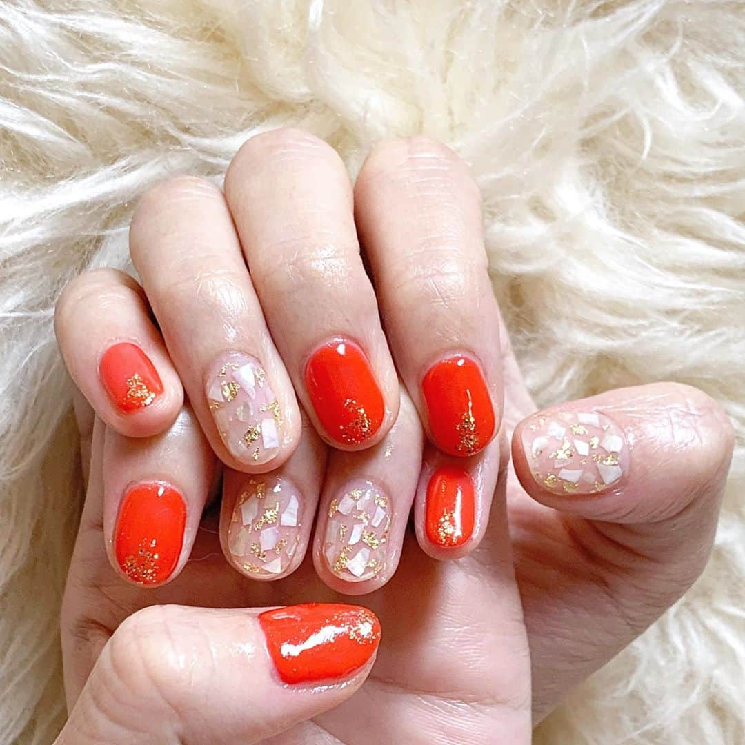 宮脇詩音さんのインスタグラム写真 - (宮脇詩音Instagram)「New nail..☀️ . お友達がやっているまつエク・ネイルサロン🌿aulii @aulii_eyelash.nails にて✨ . @aulli.nail_miho ちゃんが めちゃくちゃかわゆい 赤オレンジカラー🍊に仕上げてくれました！ . . いつもありがとう〜！！！ 約二ヶ月ぶりのネイルはテンション上がる🥺 . 私のインスタを見た！で美保ちゃんを指名すると初回500円オフになるそうです🌿🌿🌿 .  #aulii #ebisu #恵比寿 #nail #ネイルデザイン #ネイル #ジェルネイル #シェルネイル #ラメネイル #キラキラネイル #ジェルネイルデザイン #夏っぽネイル #オレンジネイル #赤ネイル」6月4日 19時32分 - miyawaki_shion