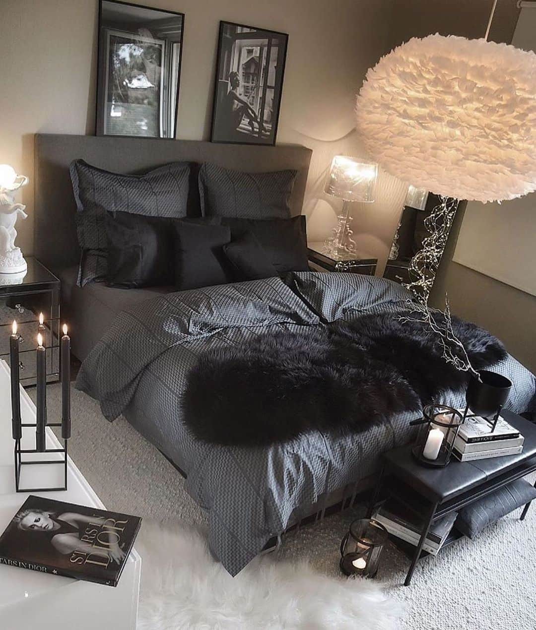 BeStylishのインスタグラム：「All black 🖤 yes or no ? ✨ @zeynepshome  #interior #interiors #interiores #interdesign #interiorinspo #interiordeco #interiorstyle #interiorinspiration #deko #decor #decoration #decorations #deko #mywestwingstyle #home #homedecor #bedroom #livingroom #architecture #netflix #wohnen #einrichtung #dekoliebe #haus #solebich #fashion #cozy」