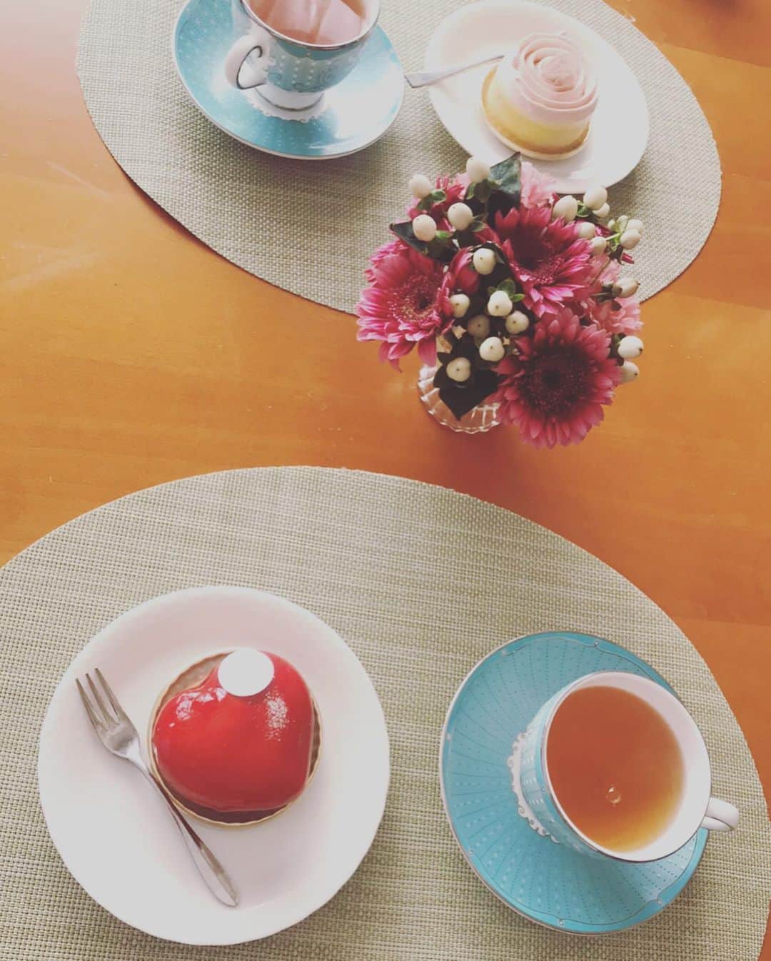 織香さんのインスタグラム写真 - (織香Instagram)「・ 自粛中よくケーキ食べてたなぁ🍰❤️❤️❤️ ＃改めて ＃ケーキ好き ＃眺めるだけでも #幸せ #心の栄養❤️ #🍰 #cake#love#stayhome#happy」6月4日 19時36分 - orikagram