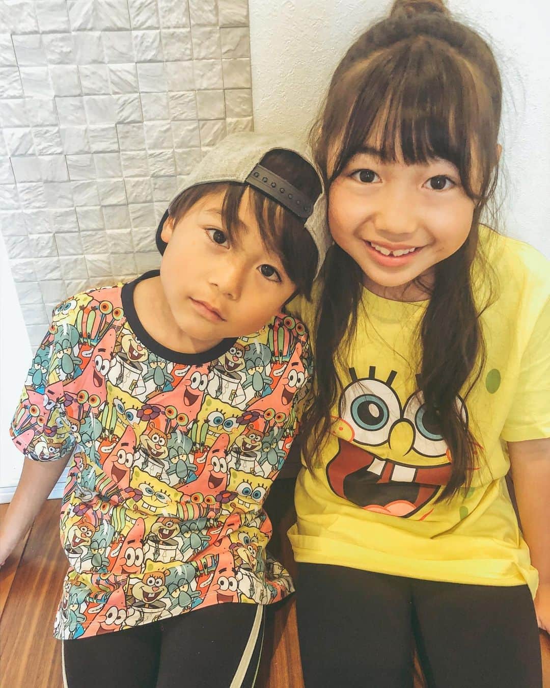 かなのインスタグラム：「． 少しずつ学校と幼稚園が始まって嬉しそうに通ってます💕 お休み中もとにかく仲が良くて朝から晩まで飽きずに遊んでくれて助かりました🥺✨ ． そんな2人がよく見ている📺スポンジボブ🧽のコラボTシャツは　@hm_kids 💗 スポンジボブらしいカラフルで元気の出るデザイン🌈💛 オーバーサイズにレギンスのバランスが好きだから2人兼用サイズにしました😍 キッズ展開店舗とhm.comで発売中❣️ ． ． #スポンジボブ #SpongeBob#HMキッズ#HMxスポンジボブ#キッズコーデ#ad#HMKids#HMxSpongeBob」