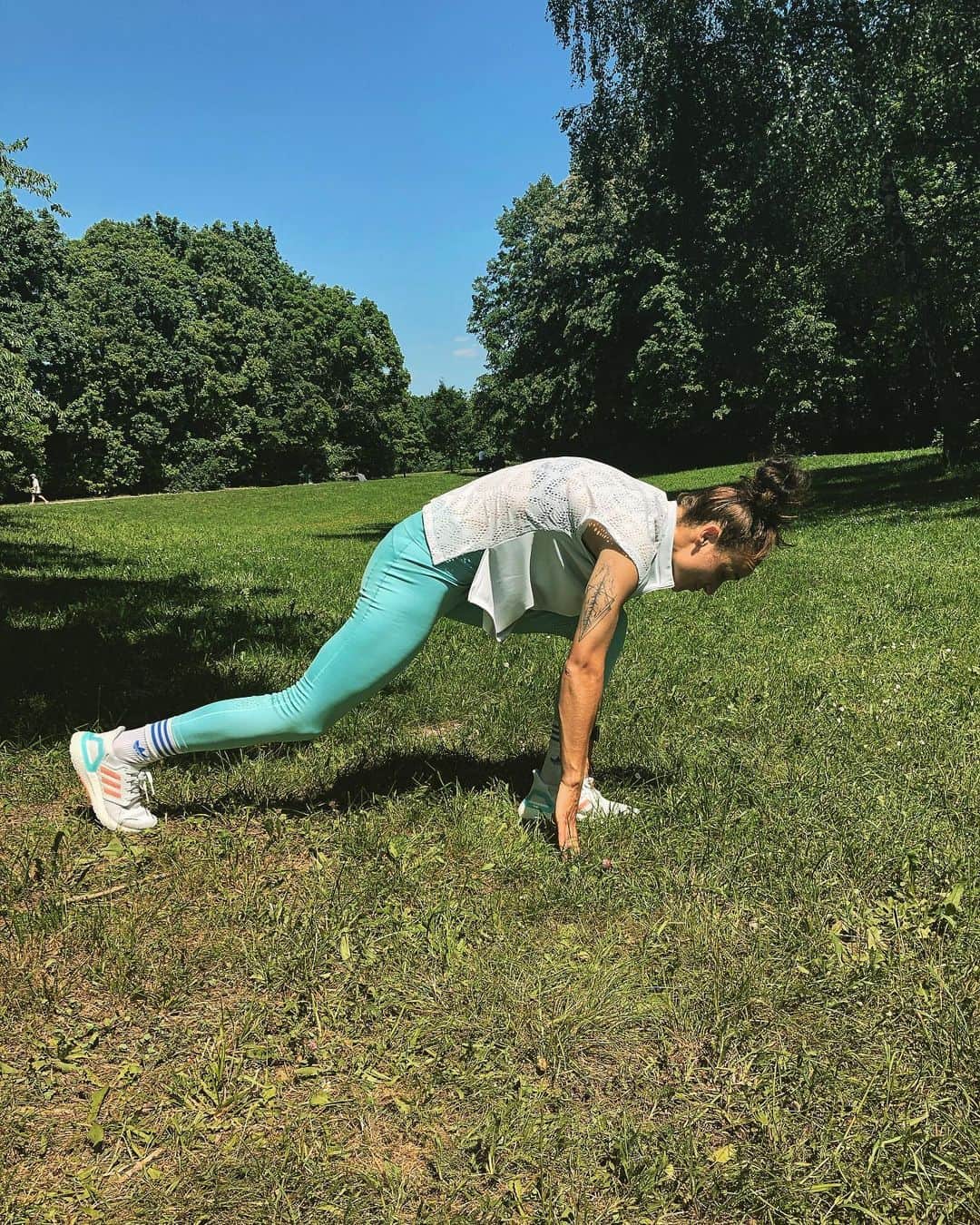 Lina Magullのインスタグラム：「Eine neue Kollektion aus Parley Ocean Plastic, das an Stränden und Küstenregionen gesammelt wird, bevor es ins Meer gelangen kann. 🌎🌊👍#primeblue #adidastraining #endplasticwaste @adidas_de」