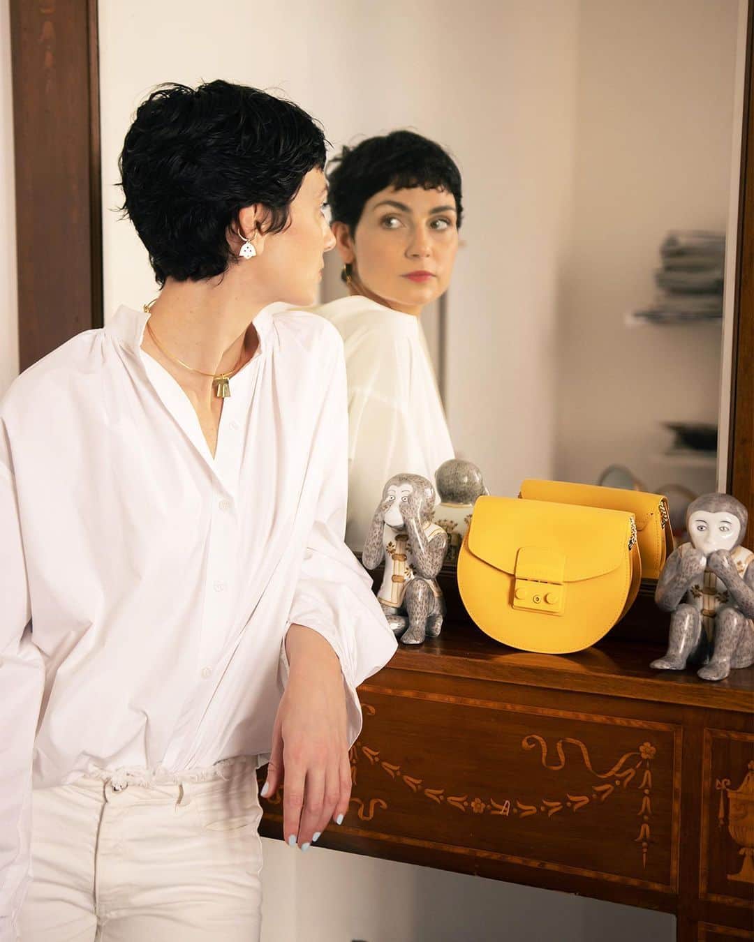 フルラのインスタグラム：「Be inspired by @evageraldine and her home, reflecting her passion for fashion and travel. The yellow Furla Metropolis finds a perfect spot in Eva’s world.  #furlametropolis #thefurlasociety #furlafeeling #newcollection #furla #accessories #fashion」